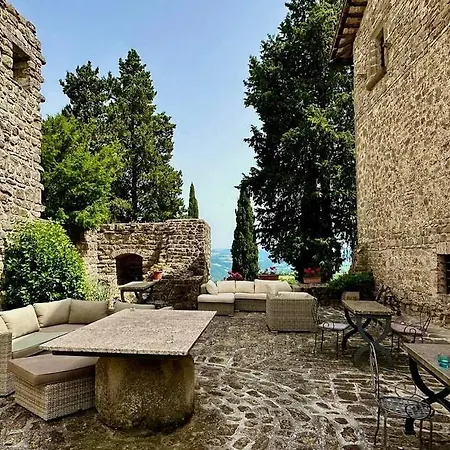 Castello Di Petroia 4*
