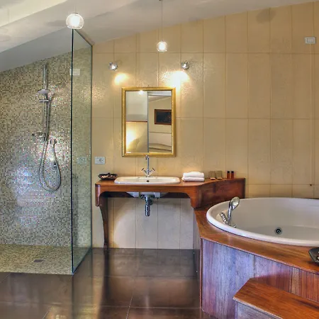 Hotel Castello Di Petroia Dimora D'epoca 4*